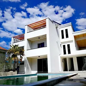 Apartment Star With Pool